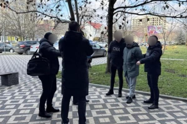 Un bărbat din Comrat, cercetat de CNA în două cauze penale, a fost reținut din nou într-un dosar de trafic de influență la eliberarea permiselor de conducere