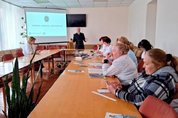 Ofițerii Direcției Educație Anticorupție a Centrului Național Anticorupție (CNA) au desfășurat 6 instruiri pentru circa 400 de funcționari publici, în săptămâna curentă, în cadrul mai multor campanii anticorupție în raionul Florești. Experții CNA, asistați de voluntarii anticorupție, s-au întâlnit cu primarii, reprezentanții autorităților locale, directorii instituțiilor de învățământ, precum și cu șefii unor servicii locale în cadrul campaniei „Decid cu Integritate – Aleg cu Responsabilitate” și au vorbit 