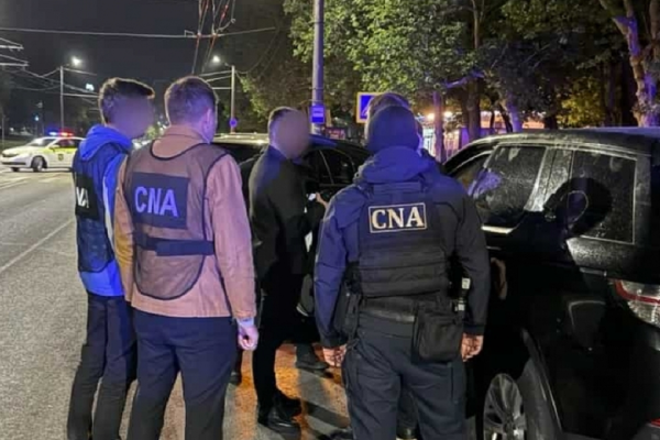 Un avocat din mun. Chișinău, reținut de CNA și procurorii mun. Bălți, într-un dosar de trafic de influență, manifestat prin pretinderea unei mite de 65 de mii de euro