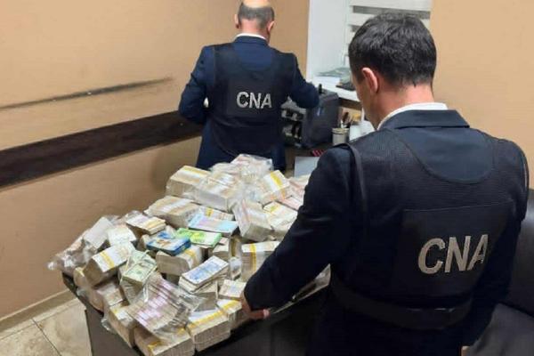 CNA și procurorii efectuează percheziții în Chișinău într-un dosar de finanțare ilegală a unor formațiuni politice. Au  fost ridicate peste  20 de milioane de lei