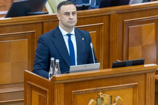 Directorul Centrului Național Anticorupție (CNA), Alexandr Pînzari, a prezentat în plenul Parlamentului raportul de activitate al instituției pentru anul 2025.