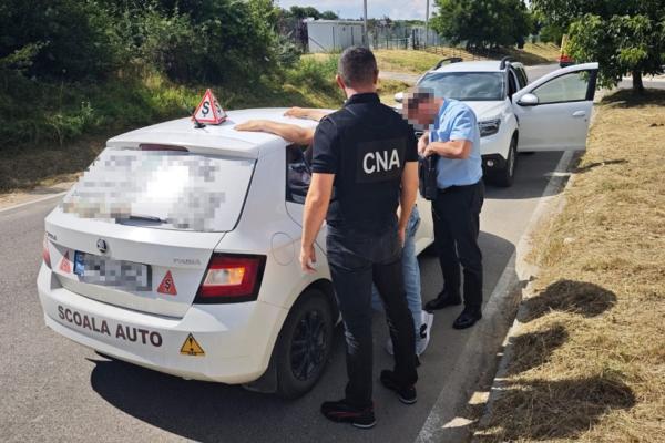 Un instructor auto din Orhei, cercetat de CNA și procurori într-un dosar de trafic de influență