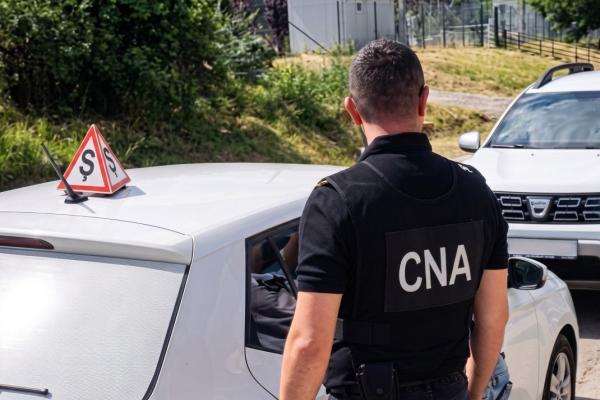 Un instructor auto din Chișinău, reținut de CNA și procurori într-un dosar de trafic de influență