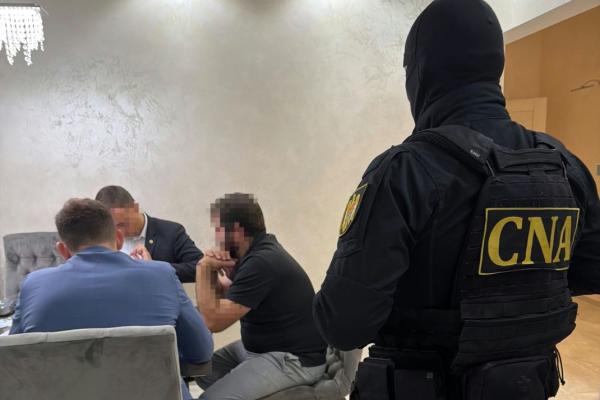 Administratorul unei companii din Chișinău, reținut de CNA și PA într-un dosar de escrocherie și spălare de bani în proporții deosebit de mari. Prejudiciul estimat depășește 2 milioane de lei