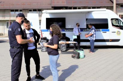 15 Inspectorate de Poliție din zona Centru a țării au fost vizitate de CNA cu instruiri în doar 2 luni. Cea de a II-a etapă a campaniei „Denunță! Atitudinea ta contează!" s-a încheiat cu succes la Fălești. Circa 50 de angajații ai Inspectoratului de Poliție din Fălești și peste 700 de polițiști din raioanele de centru ale țării au fost instruiți despre influențele necorespunzătoare, conflictele de interese, regimul cadourilor și modul de depunere a avertizărilor de integritate.  Sute de trecători și șoferii