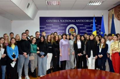 Prima vizita de studiu în 2023. Circa 50 de elevi ai Colegiului de Studii Administrative și Fiscale din Moldova au venit la CNA