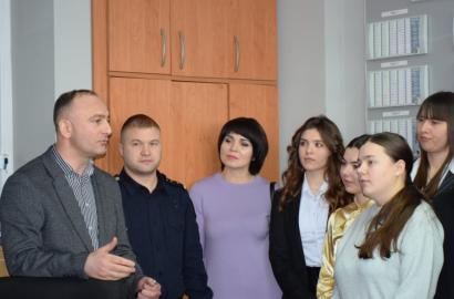 Prima vizita de studiu în 2023. Circa 50 de elevi ai Colegiului de Studii Administrative și Fiscale din Moldova au venit la CNA