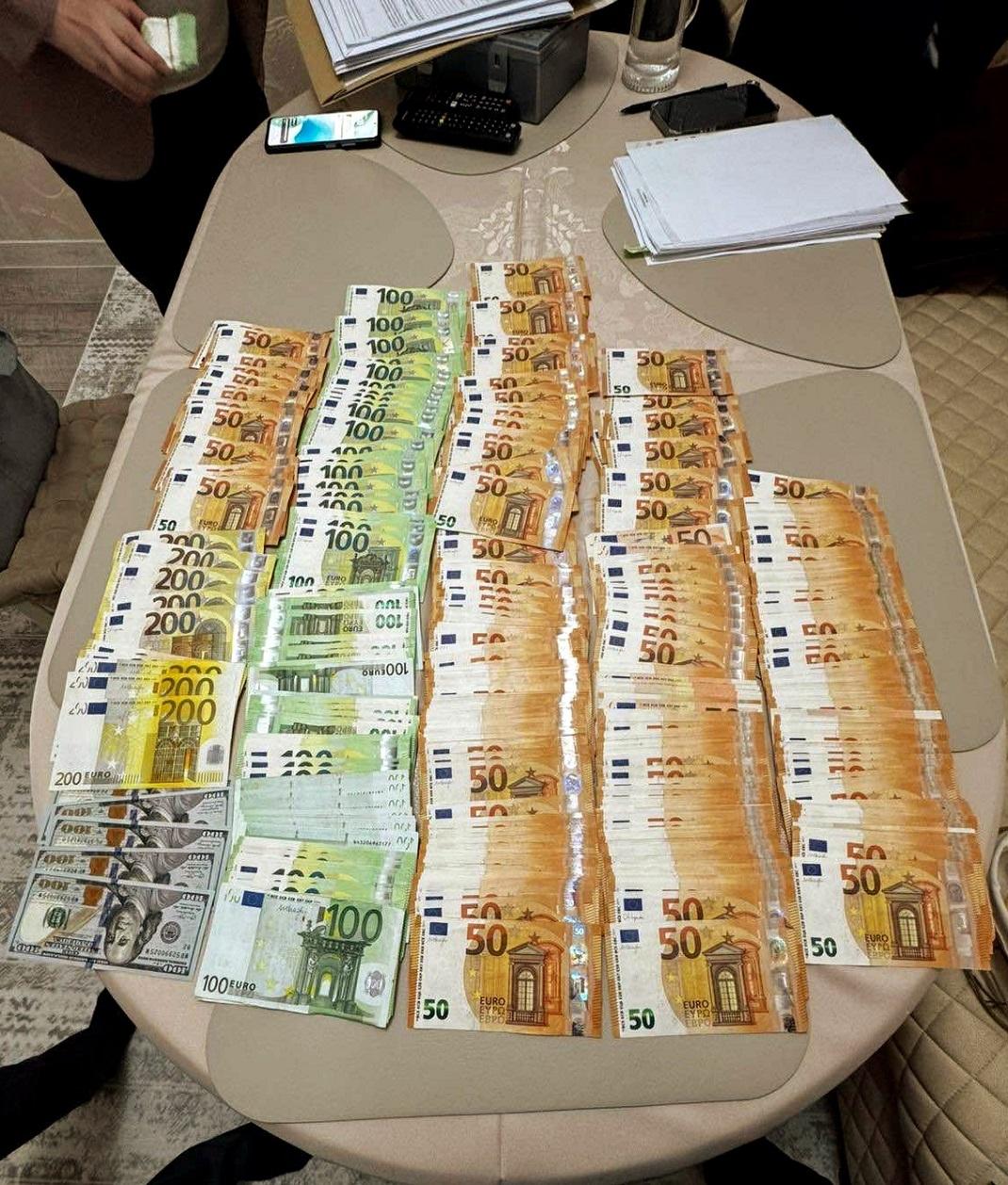 Conducerea unei instituții de reabilitare a persoanelor vârstnice şi cu dizabilităţi și un intermediar, reținute de CNA în mai multe cauze de corupție 