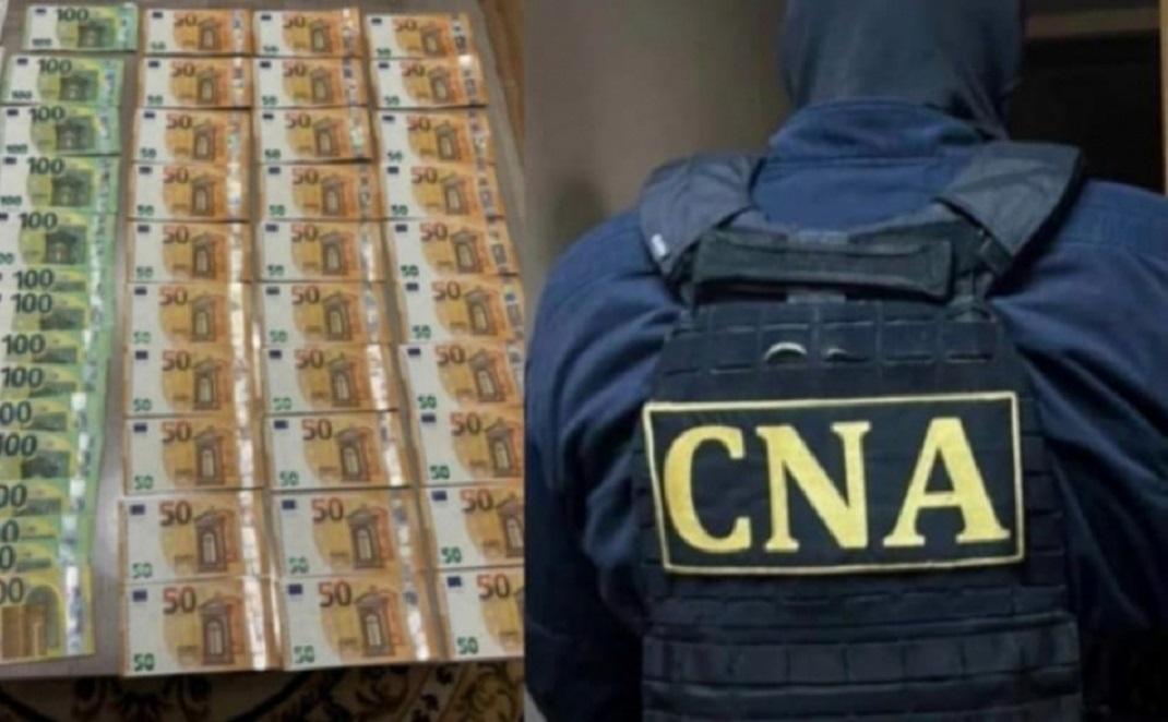 Sinteza CNA: Doi polițiști și un intermediar, arestați pentru o mită de 60 000 de lei, un bărbat cercetat de CNA și PA, condamnat la 9 ani de detenție și sechestre aplicate pe bunuri în valoare de 11 mln. de lei