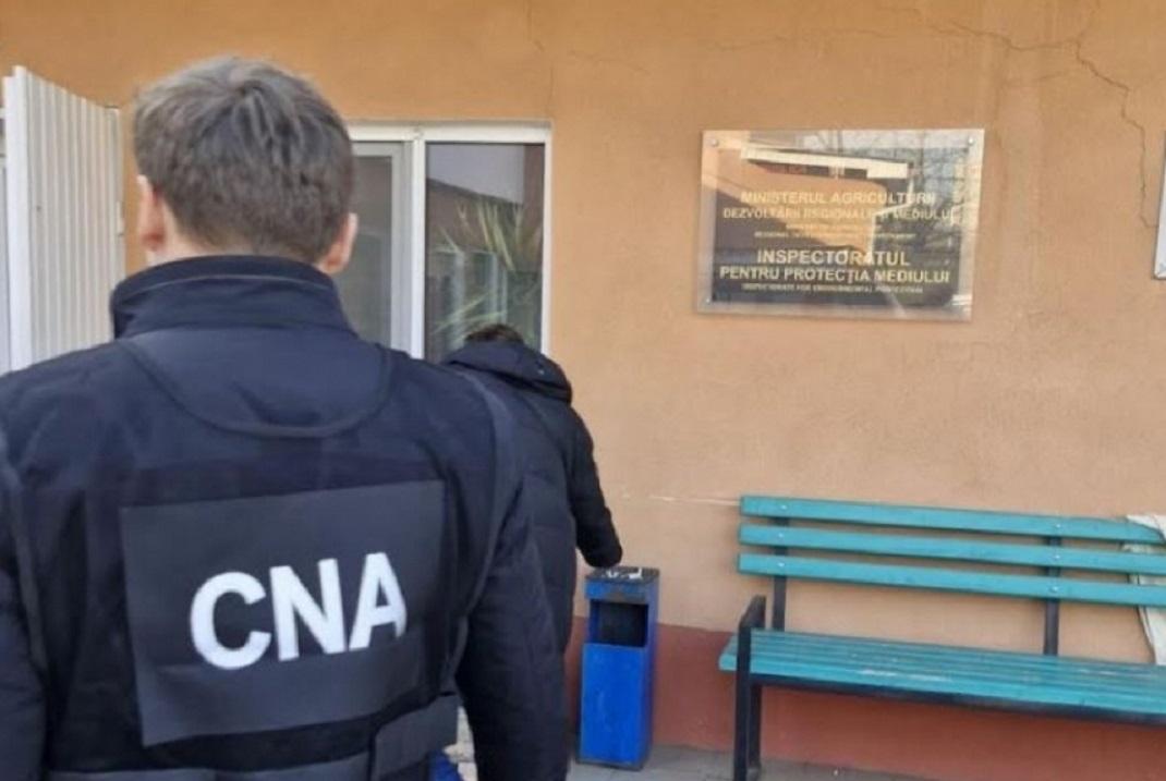 Un angajat al Inspectoratului pentru Protecția Mediului și reprezentantul unui agent economic, cercetați de CNA pentru fapte de corupție sistemică