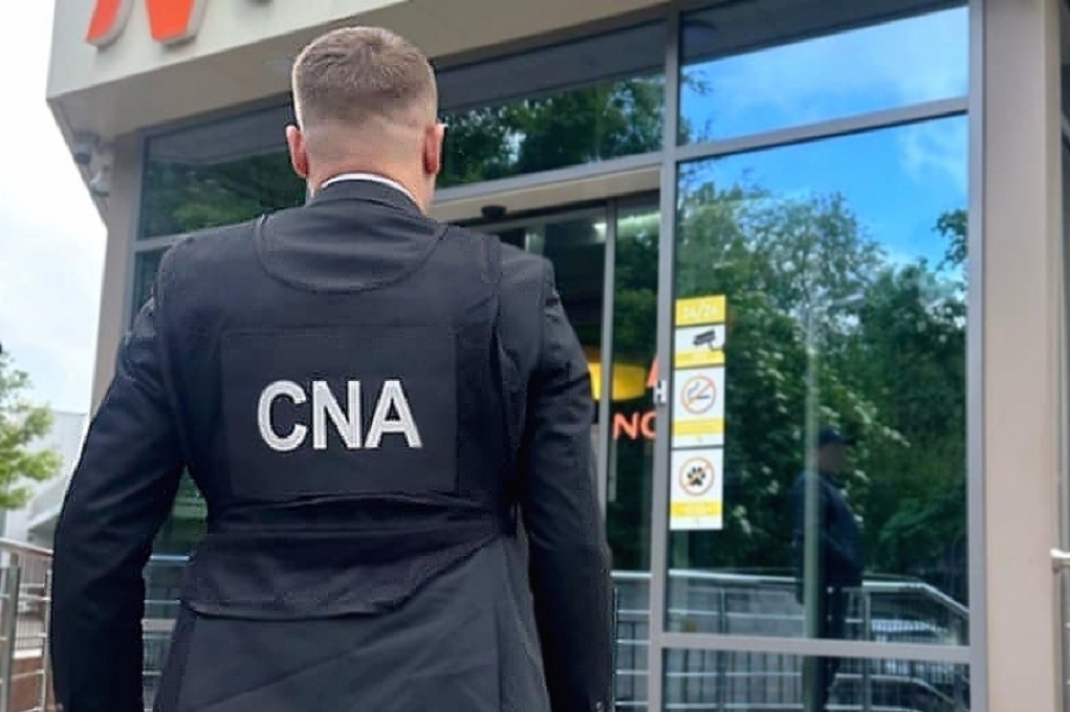 Doi reprezentanți ai unei companii turistice și ai unei instituții medicale private din mun. Chișinău, cercetați de CNA pentru infracțiuni de dare și luare de mită