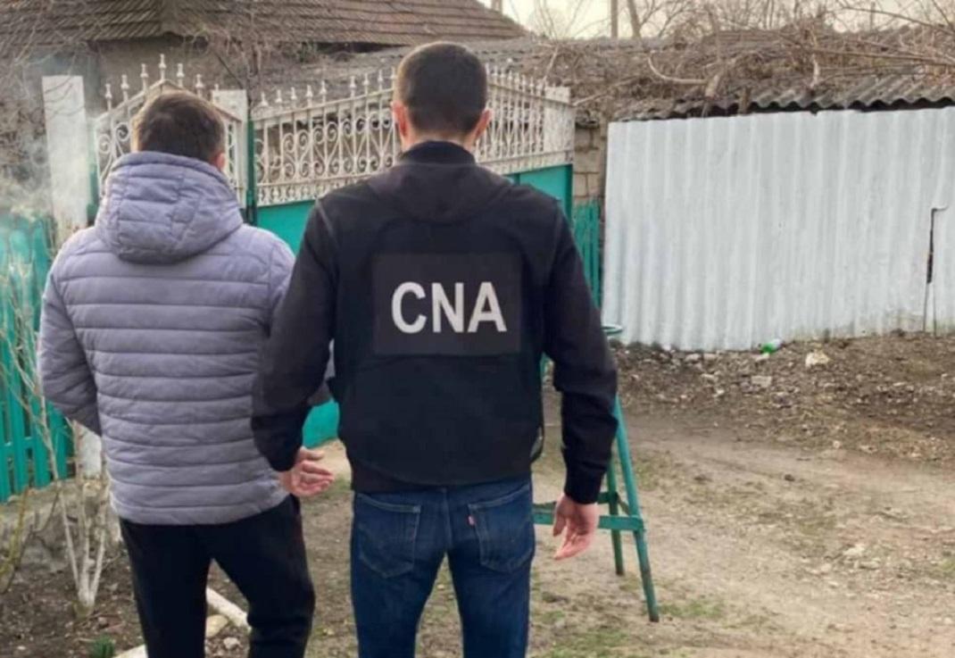 Doi bărbați din Orhei au fost reținuți de CNA și procurori într-un dosar de trafic de influență cu o mită de 2000 de euro