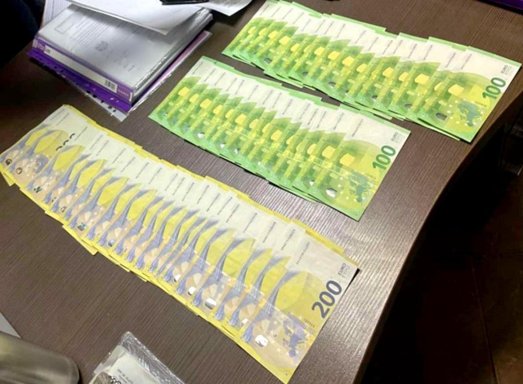 Avocat prins în flagrant de CNA și procurori cu o mită de 10.000 de euro: promitea influențarea deciziei într-un dosar penal de evaziune fiscală