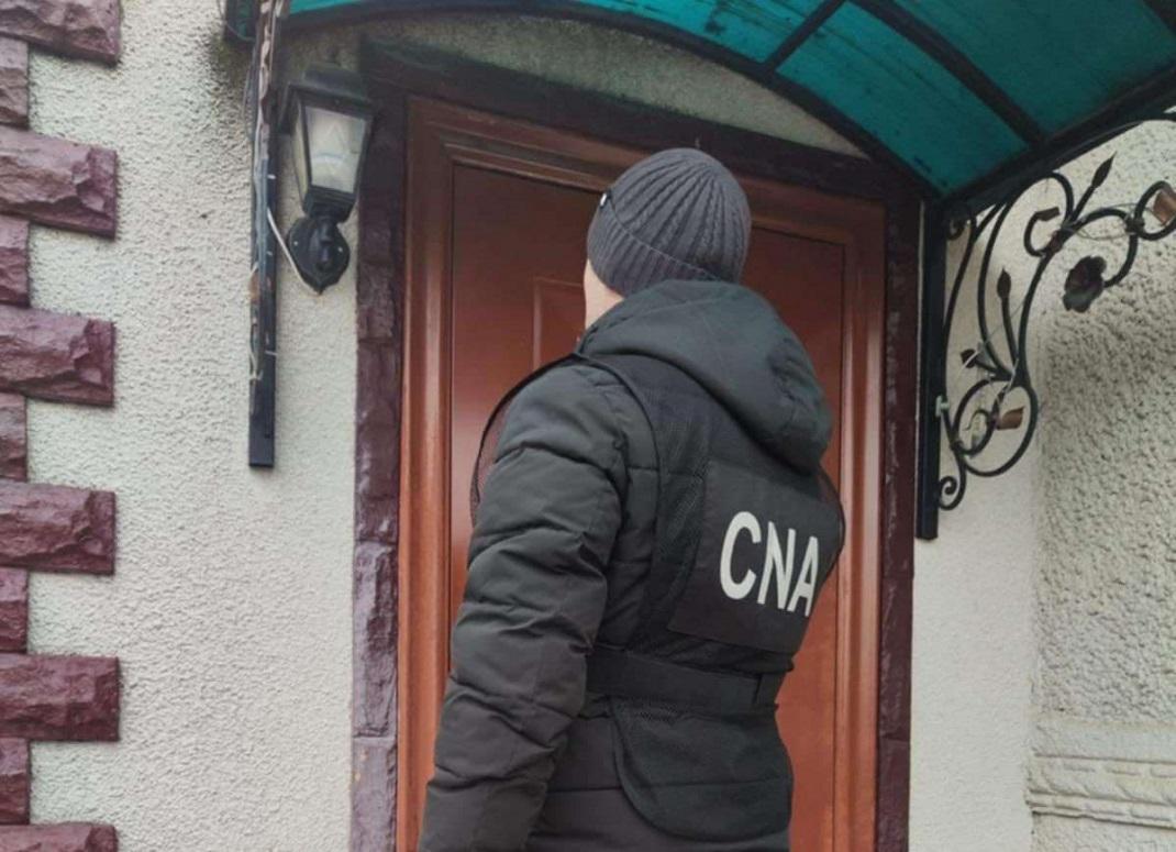 VIDEO// Un bărbat din nordul țării, reținut de CNA, pentru trafic de influență. Ar fi perceput o mită de peste 50.000 de lei pentru a obține o decizie favorabilă