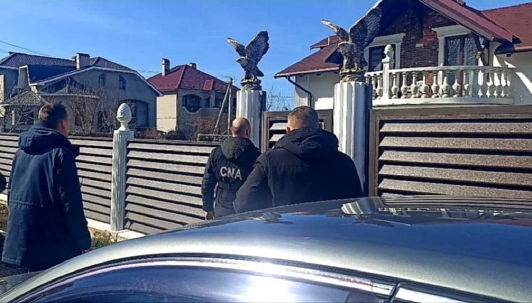 VIDEO// Fost funcționar public din nordul țării, reținut de CNA pentru pretinderea unei mite de 50 000 de lei