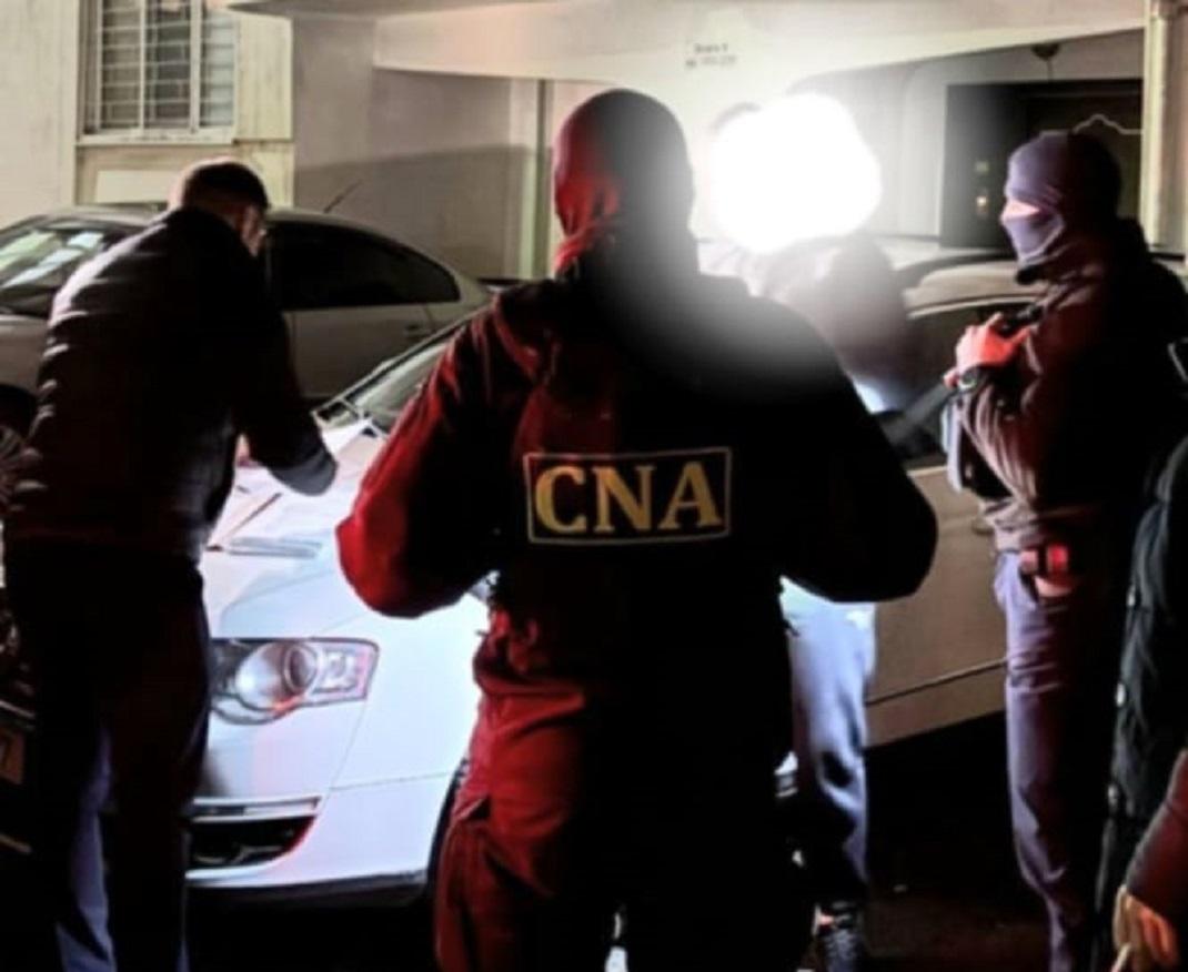 Un polițist din capitală, reținut de CNA și procurori cu o mită de 1000 de euro, în urma unui denunț