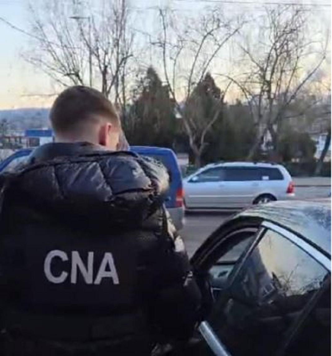 Doi bărbați, originari din Rezina și Chișinău, sunt cercetați de CNA și procurori pentru pretinderea unei mite în valoare de peste jumătate de milion de lei