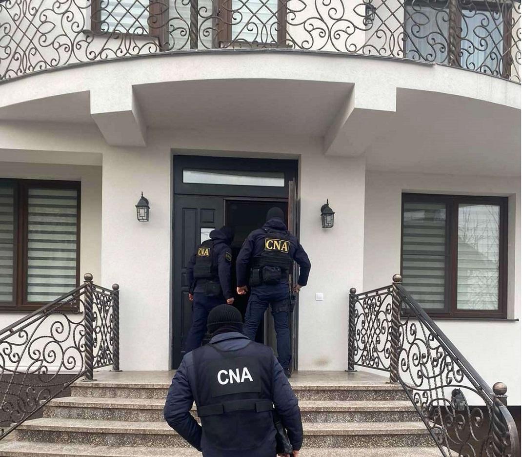 VIDEO// Schemă de delapidare a banilor publici la Centrul de Excelență în Medicină și Farmacie „Raisa Pacalo”: 9 persoane bănuite, inclusiv 4 reținute de CNA și PCCOCS