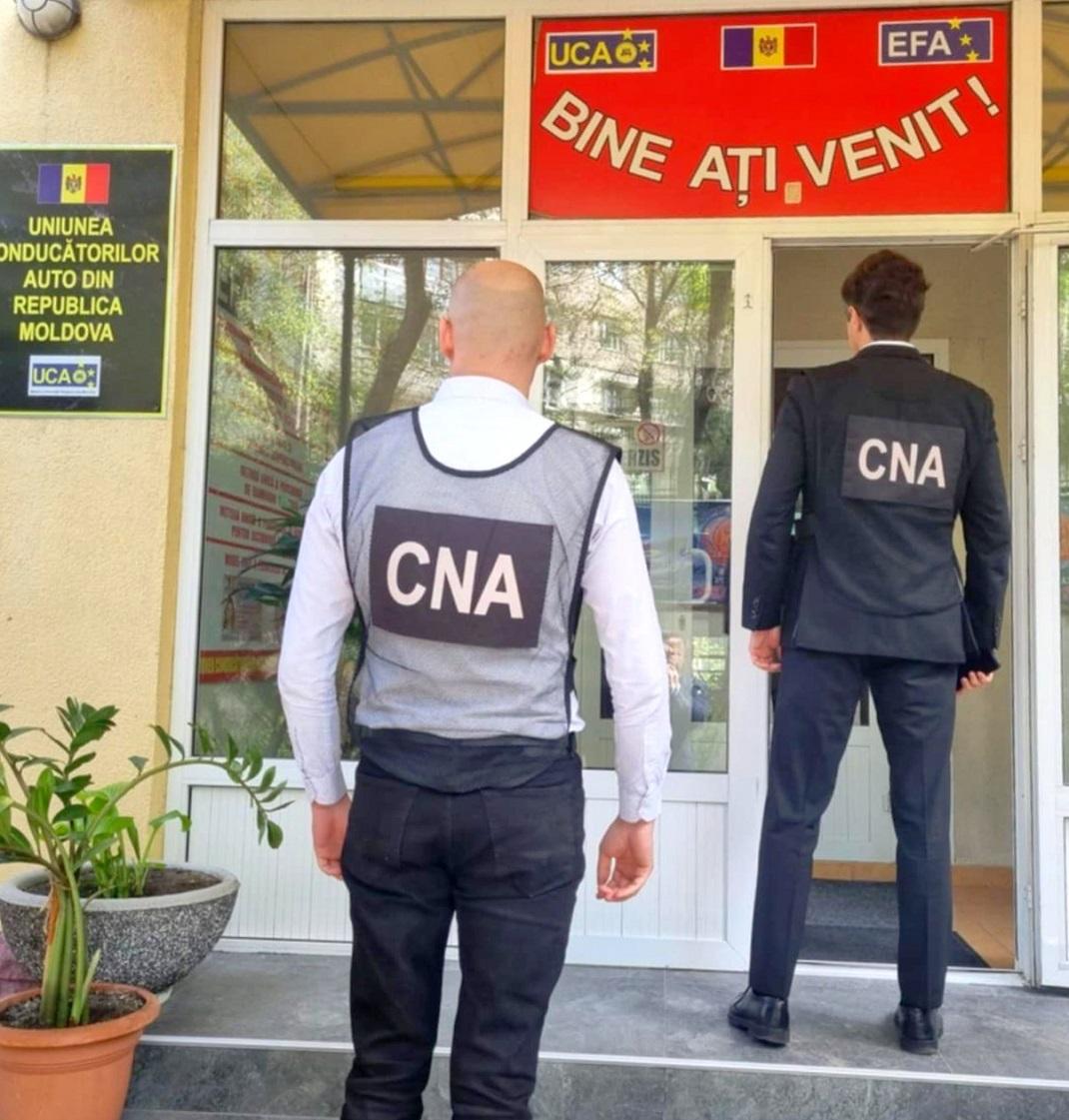 Un nou dosar de trafic de influență la perfectarea permiselor de conducere documentat de CNA și procurori. Obiectul mitei – 3000 de euro