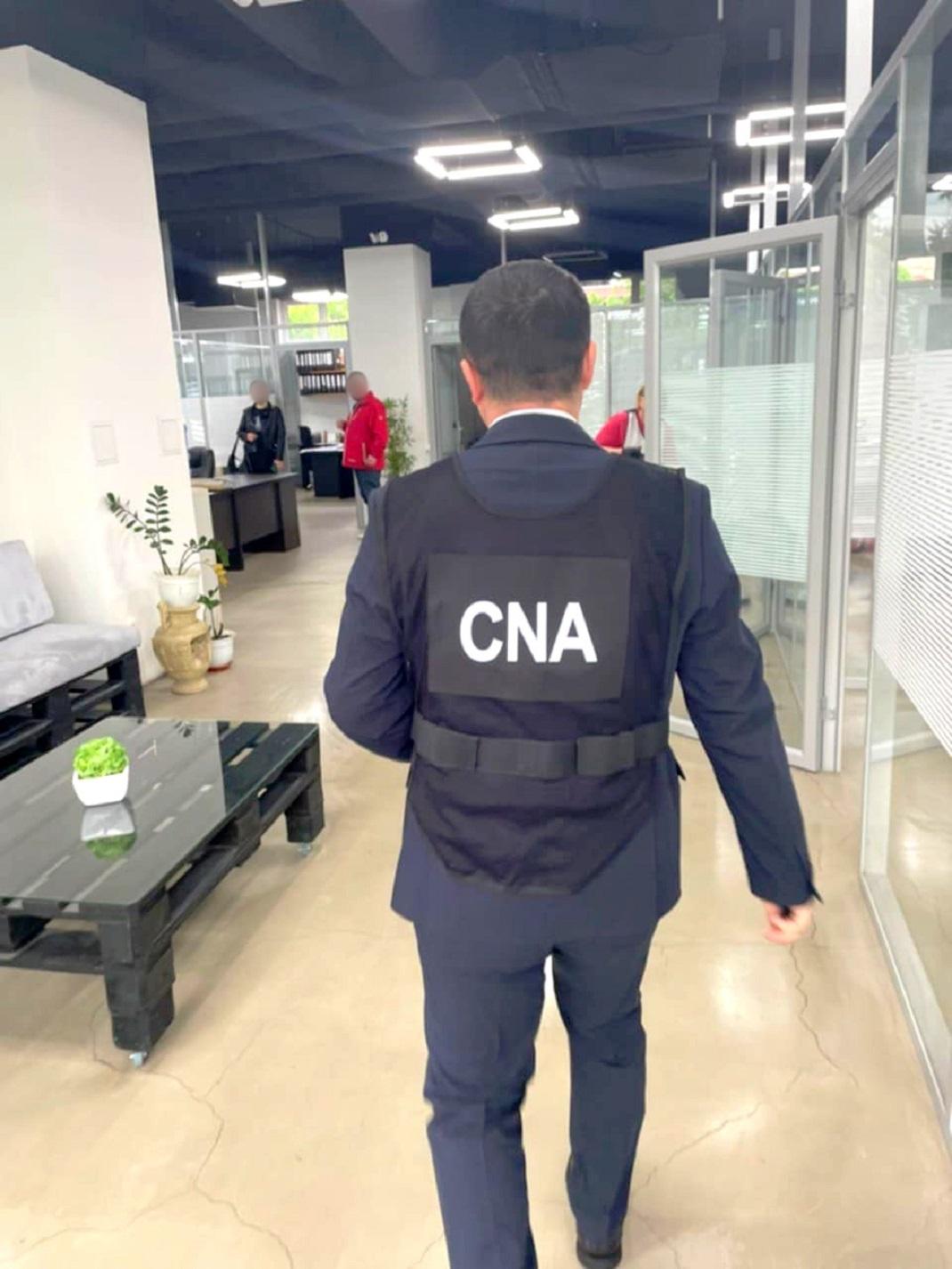 Percheziții în mai multe locații într-un dosar de corupere. Un vameș și un broker vamal au fost reținuți de CNA și procurori