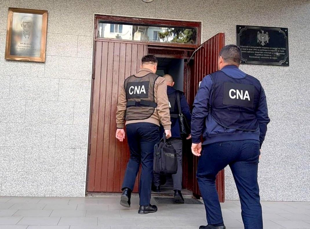 Ofițer de urmărire penală – reținut, după ce a promis unei persoane că o va scăpa de pedeapsă contra 500 de euro