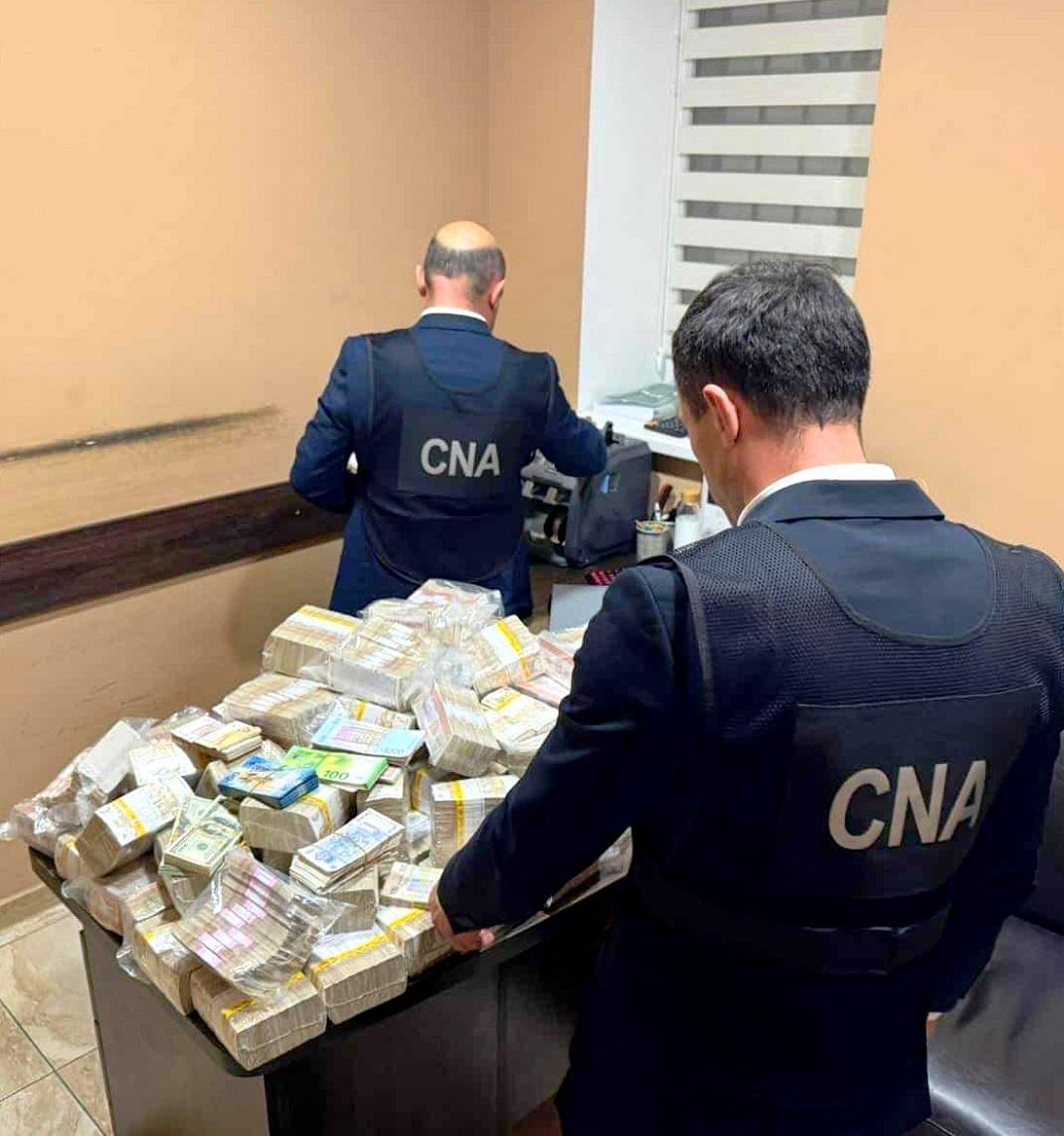 CNA și procurorii efectuează percheziții în Chișinău într-un dosar de finanțare ilegală a unor formațiuni politice. Au fost ridicate peste 20 de milioane de lei