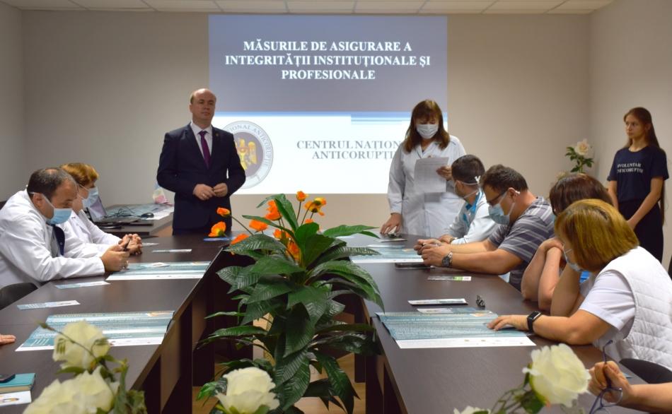 Sute de funcționari din Călărași, la discuții anticorupție cu ofițerii CNA