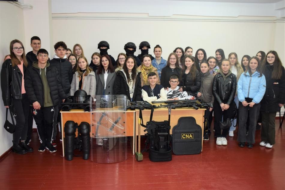 Un grup de elevi ai Liceului Teoretic ”Mihai Eminescu” din Ungheni au efectuat o vizită la Centrul Național Anticorupție