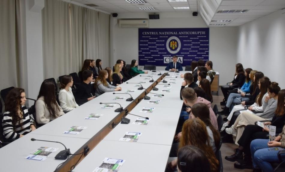 Prima vizita de studiu în 2023. Circa 50 de elevi ai Colegiului de Studii Administrative și Fiscale din Moldova au venit la CNA