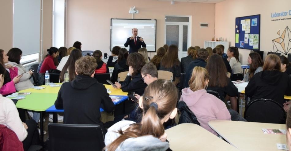Circa 130 de persoane au fost instruite de CNA la Florești în cadrul campaniei „Integritate: Credibilitate în sistemul educațional”