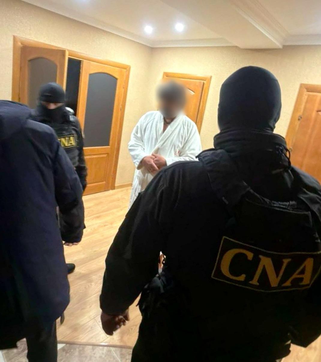 Un bărbat din capitală a fost reținut de CNA într-un nou episod al anchetei privind finanțarea ilicită a partidelor politice