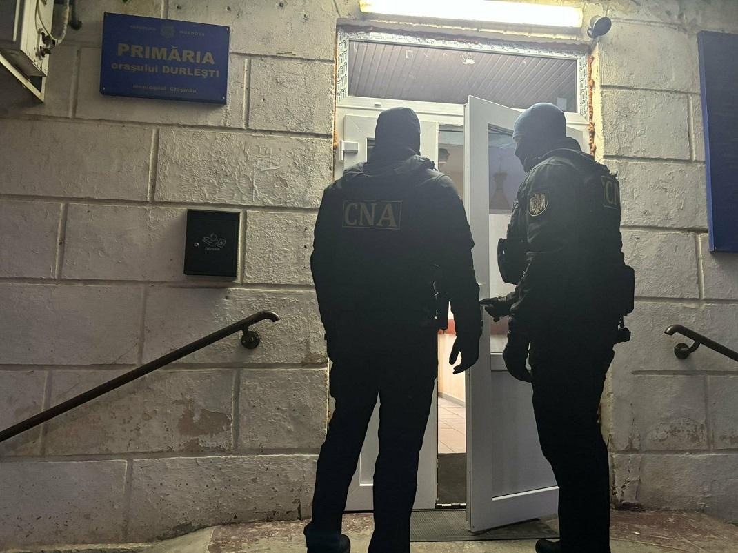 CNA desfășoară 50 de percheziții într-un dosar privind deposedarea administrației publice locale Durlești. Prejudiciul estimat ar fi de peste 15 milioane de lei