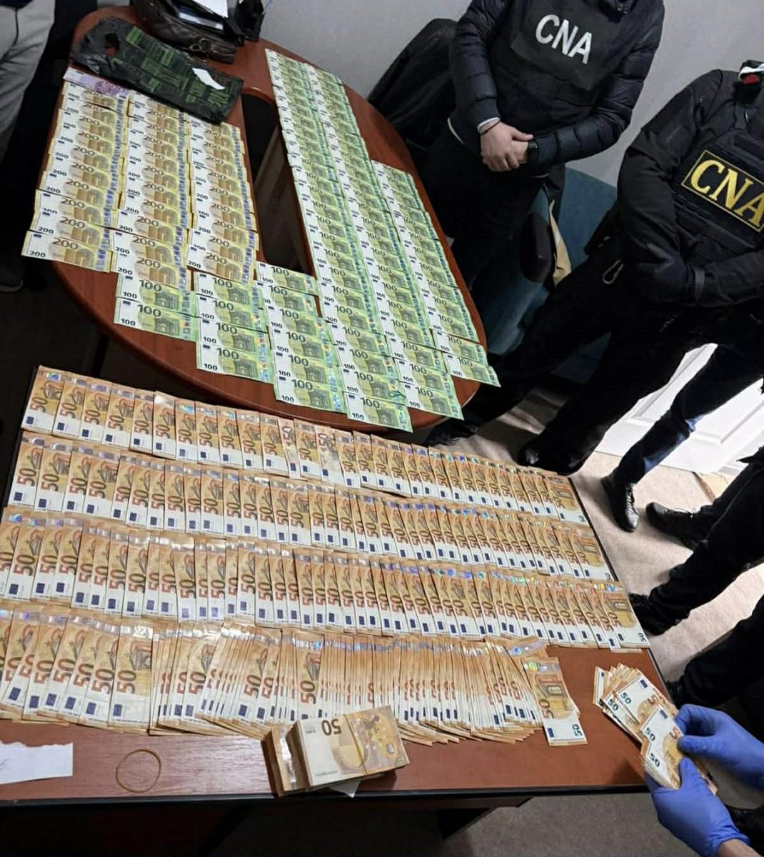 Patru persoane,  reținute de CNA și procurori în flagrant pentru trafic de influență, după primirea unei mite de 40.000 de euro