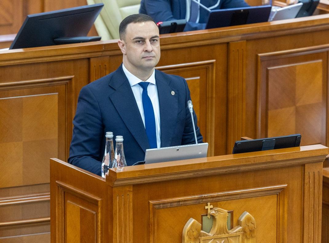 Directorul Centrului Național Anticorupție (CNA), Alexandr Pînzari, a prezentat în plenul Parlamentului raportul de activitate al instituției pentru anul 2025.