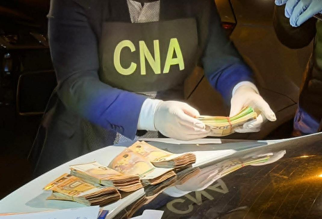 Un avocat stagiar din Chișinău, reținut în flagrant de CNA pentru trafic de influență: Ar fi pretins și primit peste jumătate de milion de lei sub controlul ofițerilor anticorupție