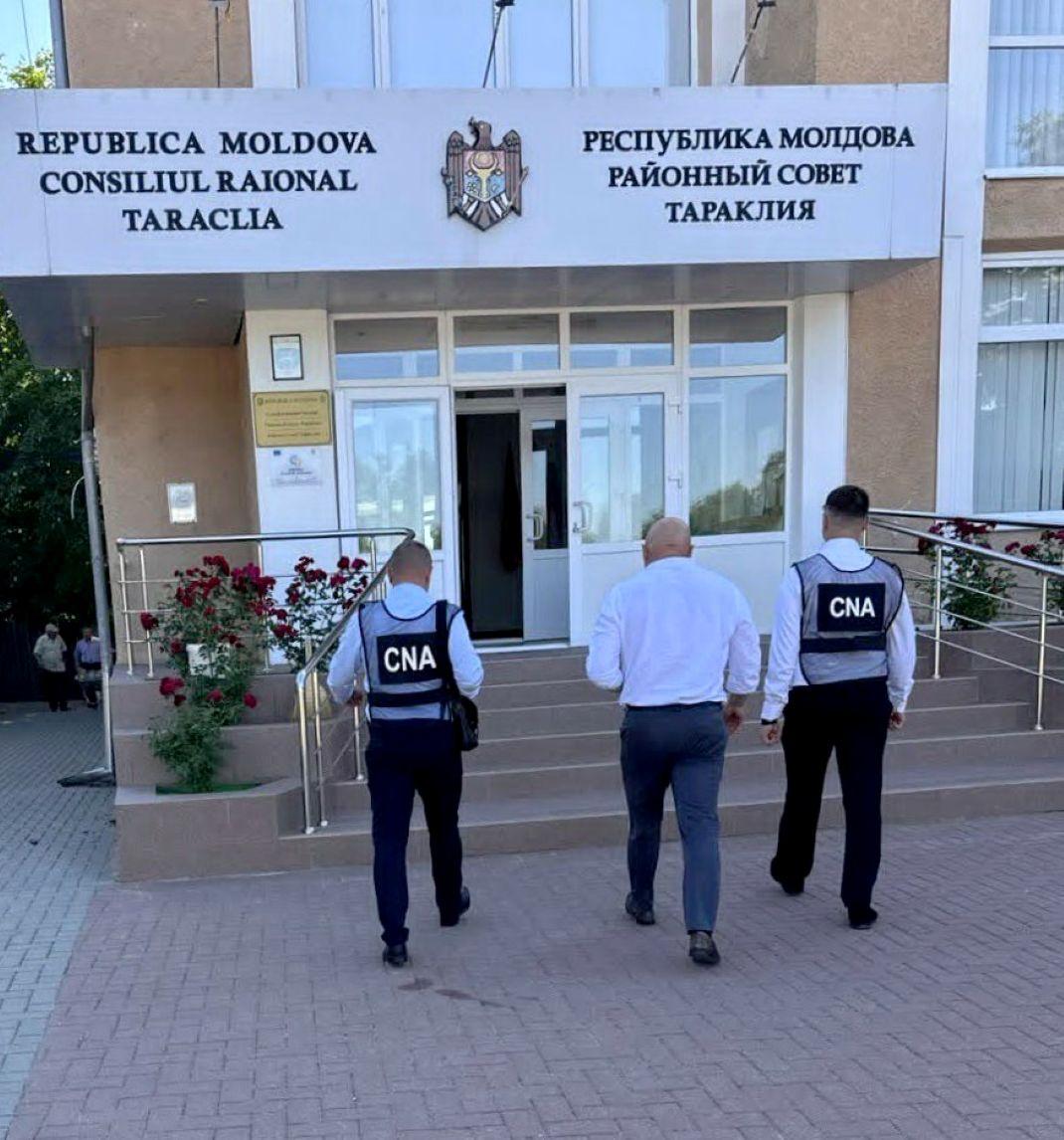 Președintele raionului Taraclia, șeful Comisiei construcții și un specialist în achiziții publice, vizați într-un dosar de trucare a licitațiilor și abuz de serviciu