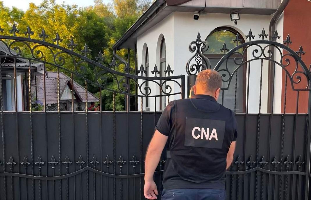 Un avocat, reținut de CNA și procurori într-un dosar de trafic de influență și escrocherie