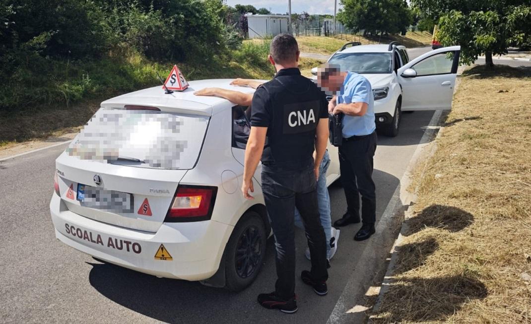 Un instructor auto din Orhei, cercetat de CNA și procurori într-un dosar de trafic de influență