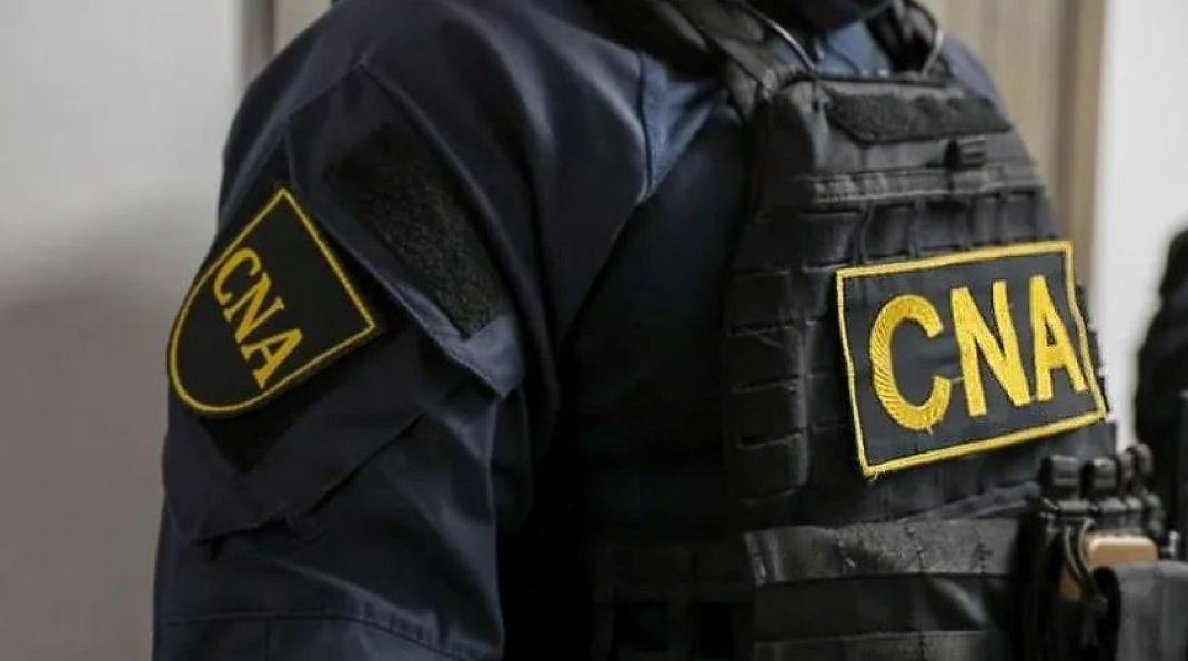 Un bărbat din Chișinău, investigat de CNA și PA pentru trafic de influență. Ar fi promis unui șofer să-l scape de un dosar penal pornit pentru conducere în stare de ebrietate, în schimbul a 6 000 de euro