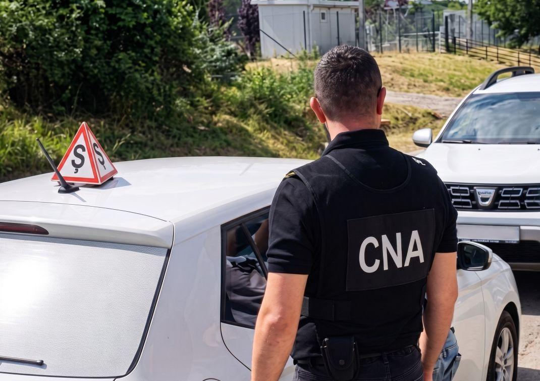 Un instructor auto din Chișinău, reținut de CNA și procurori într-un dosar de trafic de influență