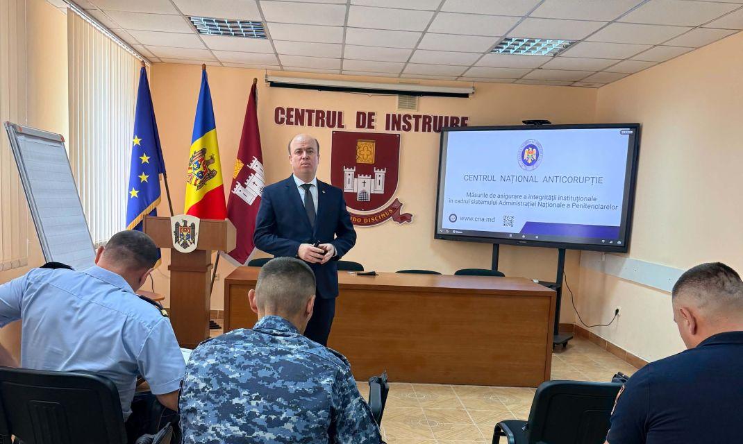 Circa 500 de persoane au fost instruite de CNA în capitală și la Bălți. Printre acestea se numără angajați ai S.A. „Chișinău-Gaz”, ai Serviciului Fiscal de Stat și ai Centrului de Sănătate Publică