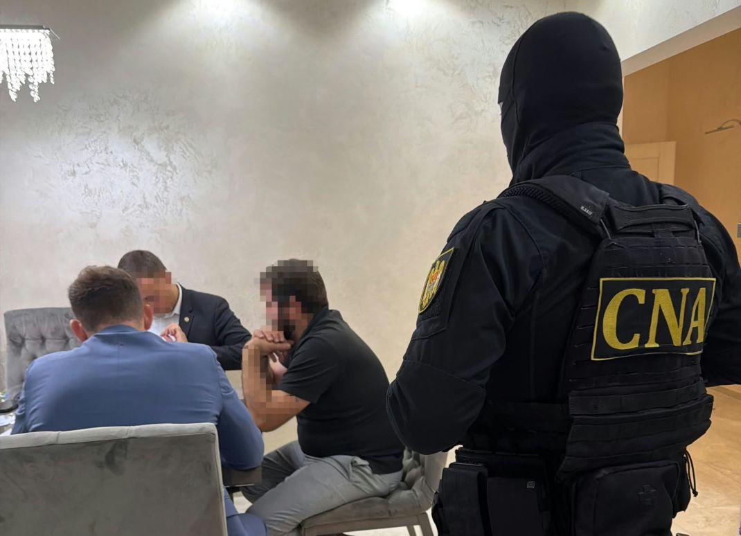 Administratorul unei companii din Chișinău, reținut de CNA și PA într-un dosar de escrocherie și spălare de bani în proporții deosebit de mari. Prejudiciul estimat depășește 2 milioane de lei